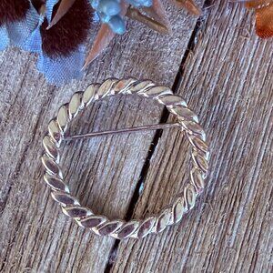 Vintage Twisted Circle Pin Brooch Silver Tone Infinity Loop 1.25”